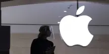 Apple cede a Trump: annunciati 100 miliardi di investimenti in Usa per evitare i dazi su iPhone