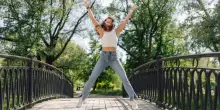 Jeans skinny la tendenza in vista dell'autunno. Gli outfit imperdibili a 50 anni