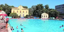 Serrata delle piscine verso il Ferragosto. Anche la Diocesi boccia il Comune