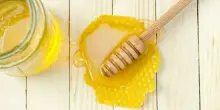 Miele nella skincare: 5 modi per usarlo e avere una pelle radiosa dopo i 35 anni