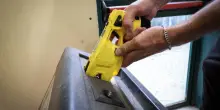 Piantedosi spegne le polemiche sul taser: "Strumento imprescindibile"