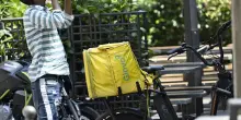 Glovo, il tribunale di Milano condanna il "bonus caldo" per i rider: vanno pagati di più