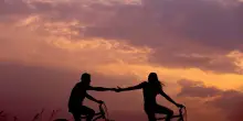 Tra moglie e amante: dieci anni di doppia vita e una scelta impossibile fare