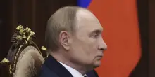 Putin non va mai in bagno da solo: cosa c'è dietro la strana storia sul raccoglitore di feci