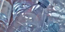 Dopo il tappo non rimovibile, le bottiglie di plastica cambiano ancora: ecco come