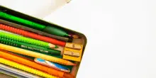 Per un astuccio si spendono anche 40 euro. I libri in 4 anni aumentati del 20 per cento