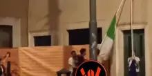 Turisti-vandali strappano la bandiera italiana dalla sede storica del Pci: le immagini finiscono in rete