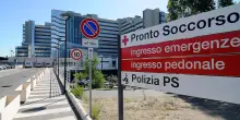 Neonato di 4 mesi rotola giù dal letto e muore