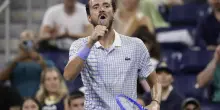 US Open, Medvedev multato per 42.000 dollari: sfuriata in campo, racchetta distrutta e insulti a un fotografo
