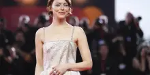 Lanthimos costruisce complotti e apocalissi. Emma Stone provoca. "Io credo agli alieni"