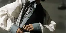 Camicia, come indossarla in base al modello oversize o aderente: 5 idee per non sbagliare