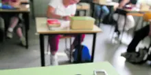 Smartphone, da oggi scatta il divieto a scuola. Ma la "sospensione" scatena il dibattito