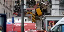 Il cavo della funicolare si spezza, poi lo schianto. Paura a Lisbona, 15 morti. Un'italiana tra i feriti