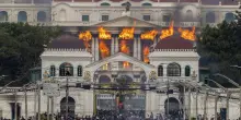 Nepal nel caos. Lo stop ai social scatena la rabbia della Gen Z: assaltato il Parlamento