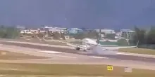 Choc all'aeroporto ai Caraibi: aereo atterra senza carrello, passeggeri terrorizzati