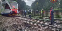 Maltempo, danni in tutto il Nord. In Lombardia treno fermato a pochi metri da voragine