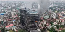 Nepal, famiglia di italiani si salva dall'hotel in fiamme durante la rivolta
