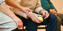 Figli o parenti come badanti, è possibile? Ecco in quali circostanze