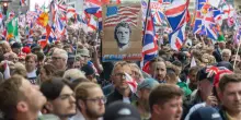 I Nazionalisti sfilano a Londra: 100 mila in piazza tra slogan patriottici e il ricordo di Charlie Kirk