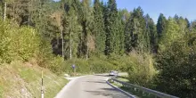 Trentino, investita da un camion alla fermata del bus: morta una 15enne