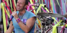 Chris Martin: "Mandate amore alla famiglia di Kirk". Ma viene fischiato