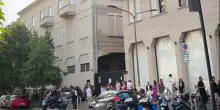 File di 1 km per un po' di celebrità: a Milano il casting delle comparse de "Il diavolo veste Prada 2"