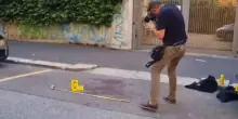 Milano, accoltellato per strada da una decina di persone: 32enne grave