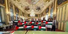 Palermo, bagarre al consiglio comunale su Gaza. L'opposizione protesta con le bandiere della Palestina