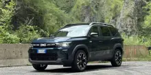 Dacia Bigster Hybrid: la scoperta della Val Taleggio a bordo del nuovo SUV ibrido
