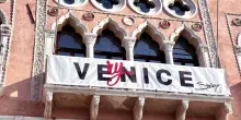 VEryNICE di Sangy: l’installazione sul Canal Grande è l’opera d’arte contemporanea più vista