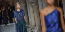 Blu eterno: quel colore-eredità di Giorgio Armani perfetto per le over 50