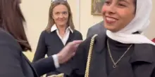 Bernini accoglie gli studenti palestinesi, ma i pro Pal la insultano: "Vaff..."