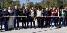 Il prete benedice la scuola, i ragazzini stranieri si tappano le orecchie