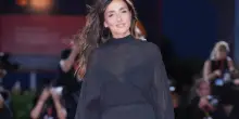 Ambra Angiolini: "A 48 anni non ho bisogno di qualcuno per stare in piedi"