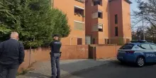 Strangola la moglie poi si getta nel vuoto: omicidio-suicidio nel Modenese