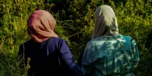Picchiata perché non indossa il velo (e volevano allontanarla dall'Italia). Il padre: "Metodo educativo"