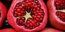 Melograno, il frutto di stagione da mangiare anche in insalata: come aprirlo e prepararlo