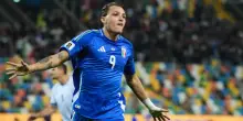 Scontri fuori, fischi dentro. Gli azzurri ad alta tensione conquistano la speranza