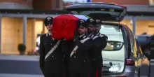 Il picchetto d'onore, le autorità e cittadini: folla ai funerali dei carabinieri morti a Castel D'Azzano