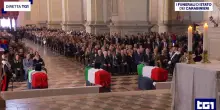 Tricolori e silenzio: il saluto dello Stato ai carabinieri eroi