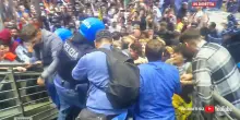 I collettivi occupano l'aeroporto di Firenze. Scontri con la polizia: cosa è successo