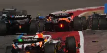 F1, caos al via della sprint race: fuori le McLaren, vince Verstappen, Ferrari 4° e 5°