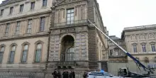 Rapina al Louvre, rubato il tesoro di Napoleone, poi la fuga in scooter. "Ritrovati due gioielli su otto"