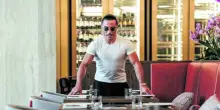 La carne sublime di Salt Bae tra selfie, lusso e prezzi record