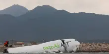 Hong Kong, Boeing finisce in mare e si spezza a metà