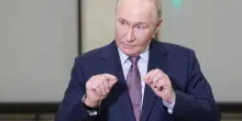 Usa, svolta sanzioni. Anche la Cina blocca il petrolio russo. Putin: "Atto ostile"
