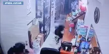Calci, pugni e schiaffi alla moglie, arrestato 34enne a Catania: nel video le immagini choc