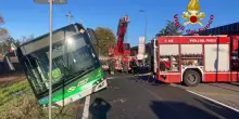 Milano, bus Atm si inclina sul ciglio della strada: due feriti lievi