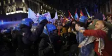 Pro Pal tentano di sfondare il cordone di polizia: cariche e idranti in azione a Roma