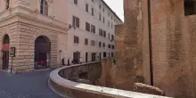 Cade dal muretto di cinta del Pantheon. Morto turista giapponese a Roma